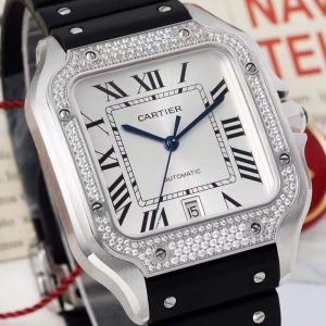 Alternative view of AF Cartier Santos Mechanical Large Series Movement: 9015 Automatic Mechanical Case Dimensions: 39.8 x 47.5 mm Dial:Sunburst white dial, sword-shaped blued steel hands, Roman numeral hour markers. Crystal: Scratch-resistant sapphire crystal. Crown: Stainless steel set with a faceted synthetic spinel. Case: Rose gold with diamonds, yellow gold with diamonds, stainless steel with diamonds.Strap: Stainless steel bracelet, silicone strap, quick-release leather strap, alligator leather strap. Functions: Time display, date display.